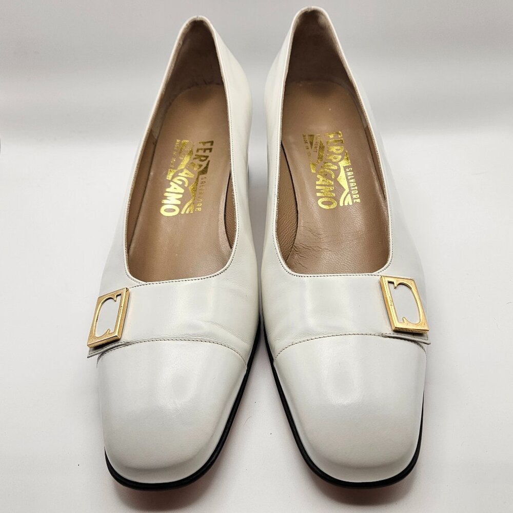 Salvatore Ferragamo “Decree” White Calf Leather Pumps | Gold Gancini | Size 9 AA